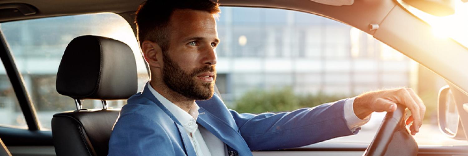 Mann in einem Auto Mann in einem Auto