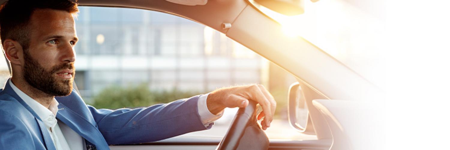 Mann in einem Auto Mann in einem Auto