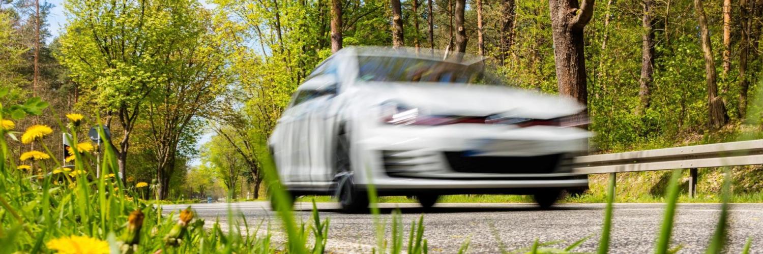 Jetzt durchstarten Auto in Frühlingslandschaft
