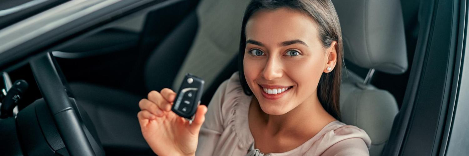 AT ReLease Header Frau hält einen Autoschlüssel