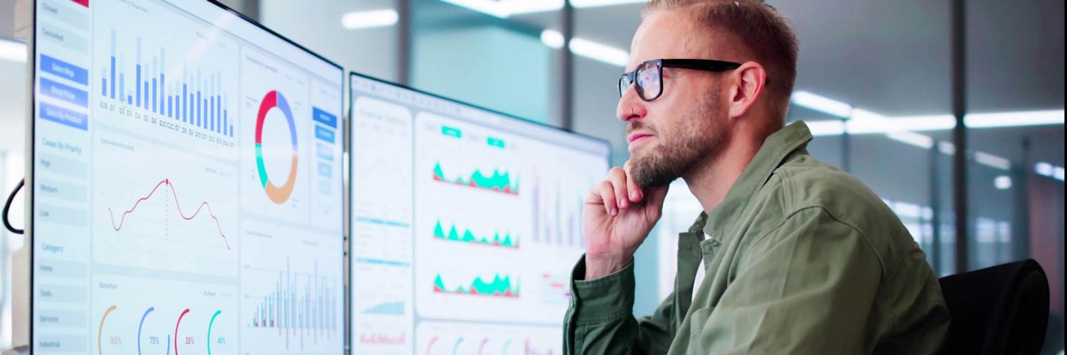 Un homme regarde des données sur son écran d'ordinateur