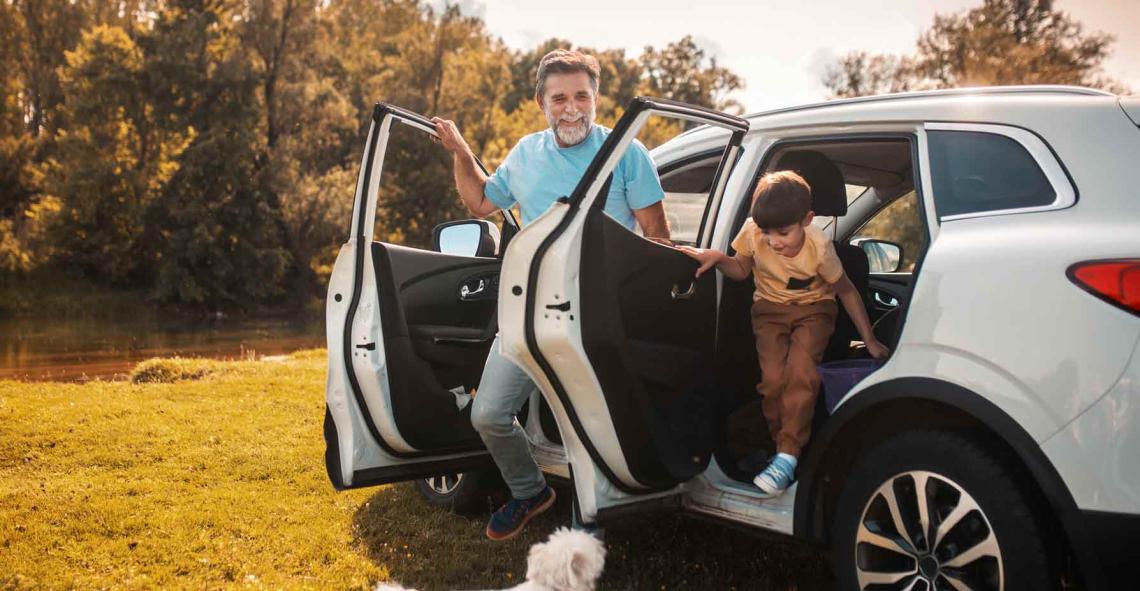 Une famille sortant du véhicule