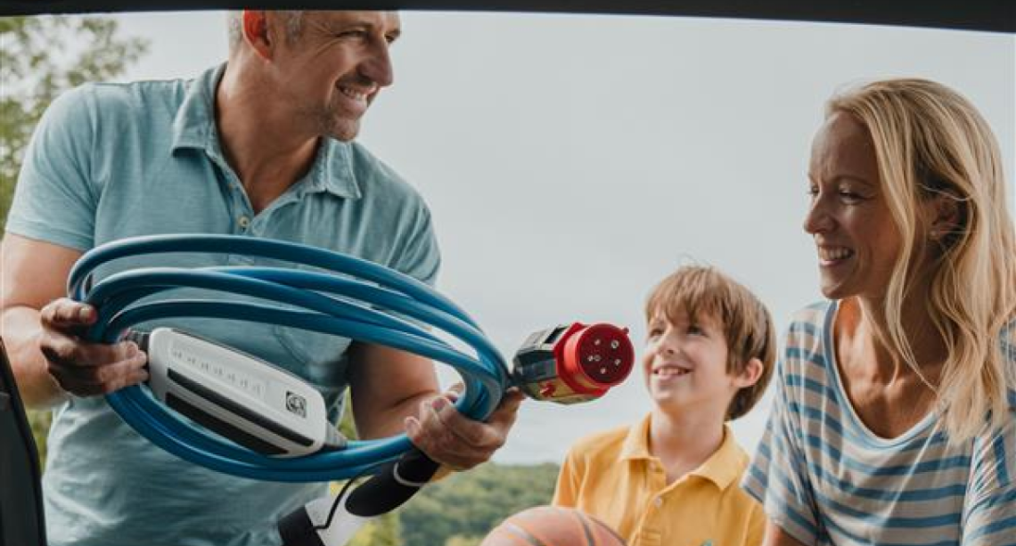 Man holding the cable