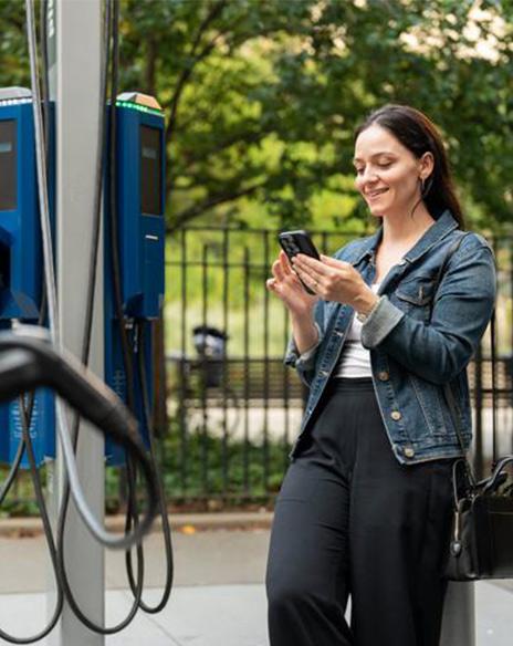 Une femme attend aux bornes de recharge