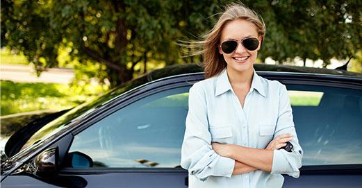 Une femme avec des lunettes de soleil sourit