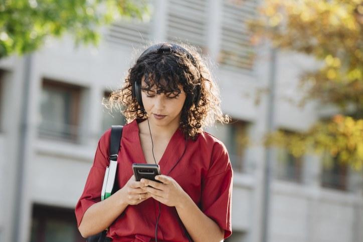 Frau am Telefon
